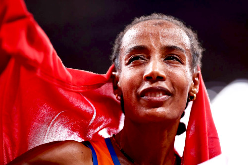 dutch-nt:Sifan Hassan of Team Netherlands celebrates after winning the gold medal in the Women’s 10,