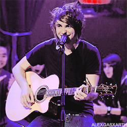 alexgasxarth:anonymous requested: ↳9 pictures of 2009 alex gaskarth
