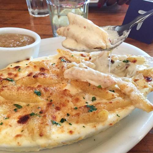 cleaneatsfastfeets:Getting lucky at @luckyscafe #macandcheese #cheeseporn #cleeats #clefood #216  (a