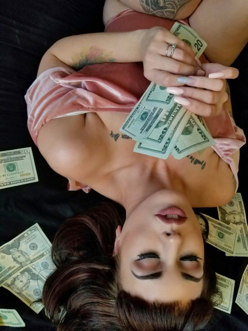 dreamy-babydoll:  I don’t want your man I just want his money