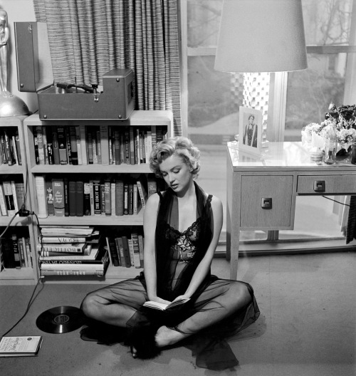 Marilyn Monroe reading in her Hollywood apartment, 1952 - Ph. Philippe Halsman