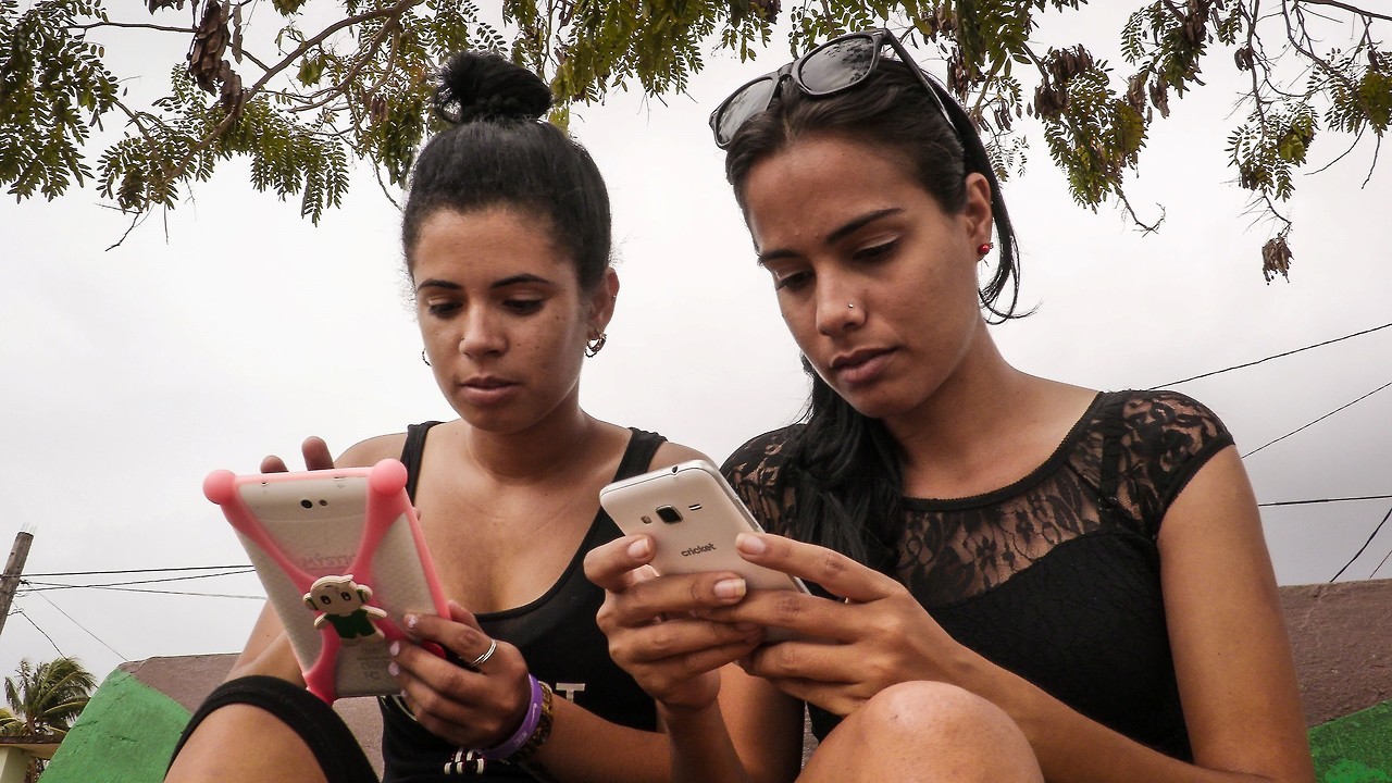 Conozca a Gaspar Social, el Facebook de Cuba.
En el corazón de una provincia agrícola del este de Cuba, un grupo de jóvenes creó su propia versión de Facebook con una conexión pirata. Una revolución tolerada en uno de los países menos conectados del...