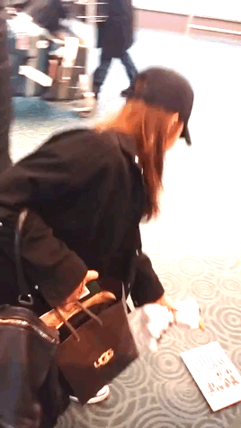 eunjieveryday:  After Eunji saw a fan’s gift to her & their album fall on the ground, she went back to retrieve both. Giving back the fan their album, she thanked them for the Olaf Plushie and was practically dragged away by one of the managers.