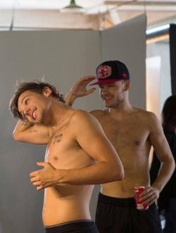hotfamous-men:  Louis Tomlinson and Liam