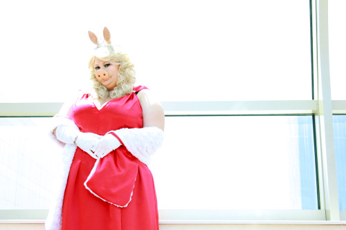 variablejabberwocky: roachpatrol: cccaptions: Miss Piggy dazzling for days, cosplayed by Sweets4aSwe