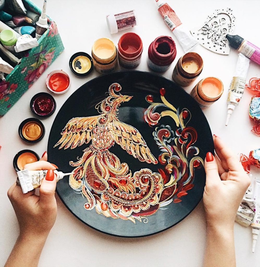 sixpenceee: Russian artist Daria makes intricately detailed plates made with hundreds