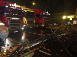 mentalalchemy:  Truckers in Turkey blocking