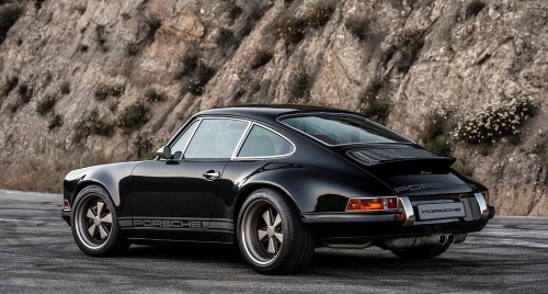 supramitch: itsbrucemclaren: Singer 911 Porsche  That interior is beautful