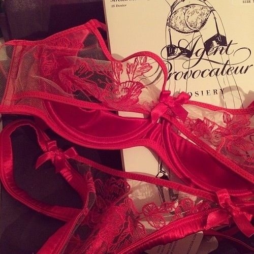 findingmeafter40:  Love red!