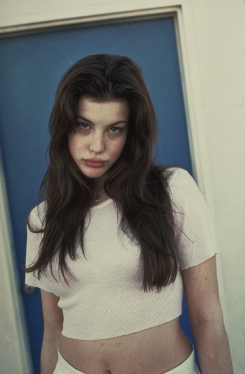 Liv Tyler by Mikel Roberts, 1997 ~   follow my vk for more: vk.com/moonmotelalso m