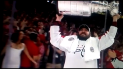 desert&ndash;pirate:Wouldn’t have saw that in Washington. Alex Ovechkin lifting the cup last night in Vegas oh wait what’s that in the background.