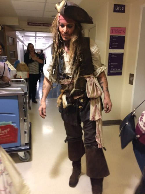 becauseitisjohnnydepp:Johnny Depp Captain Jack Sparrow visiting children in Children’s hospital Grea