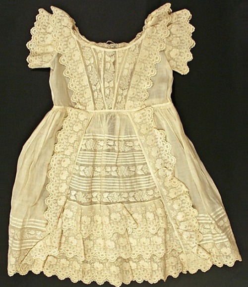 Cotton child’s dress, c. 1887-1889. Courtesy of the Met.