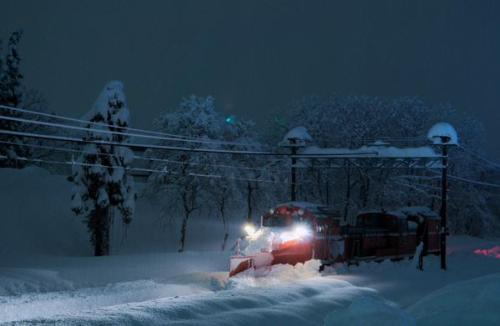 晴れて、ふりくずさん ‏@2FResk3 本日のDE10救援　新津常駐の長岡1700号機が充当  雪9060  こんな場面が撮れるとは思わなんだ