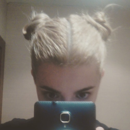 28 years old & 2 little messy buns? Yass, please! (I love my eyes and eyebrows in this one)