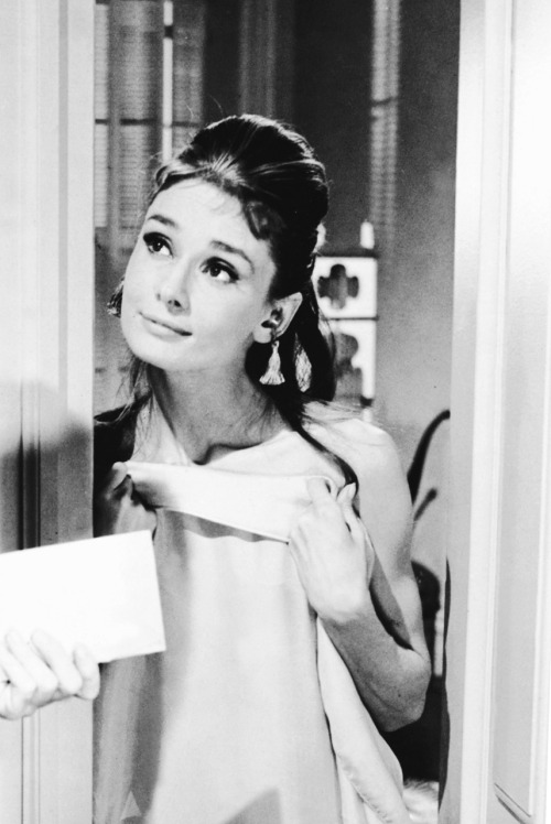 Porn hepburndeneuvekelly:  Audrey Hepburn in “Breakfast photos