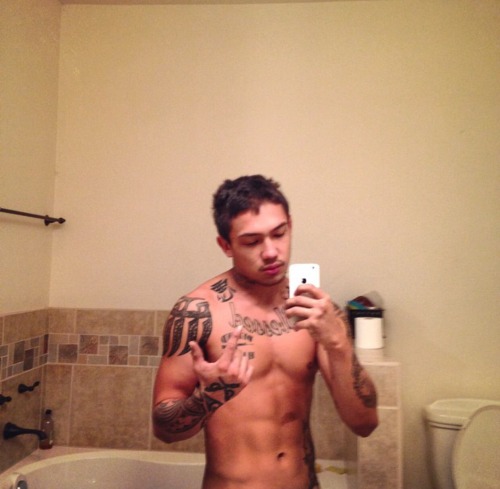 hunk808:  diamondkidd808:  #TEAMHAWAII   Who is this guy??????