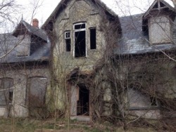 destroyed-and-abandoned:  Creepy abandoned inn Jutland, Denmark 