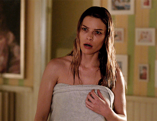 CHLOE DECKER EVERY EPISODE → 1x04 manly whatnots
