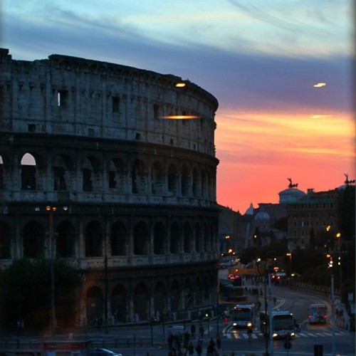 fredda-come-ghiaccio:vacilandoelmundo:Colosseum, Rome, Italy (by Jinna Yang)  上工。