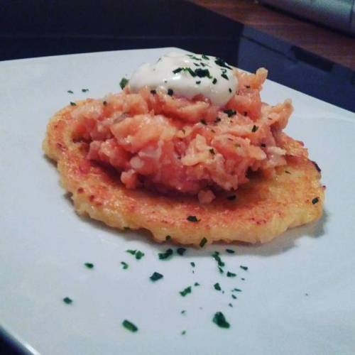 #lachs #tartare #with #potatoes and a #dip #sourcream #yummi #delicious #food #foodporn #foodstagram