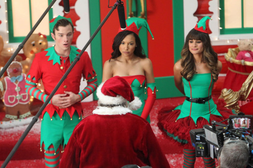 nayarivra: Naya filming the Season 5 Glee Christmas episode with Chris and Lea (November 7, 2013) -&