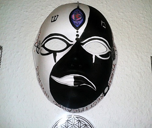 THIS IS A MASK USED FOR CEREMONIAL MAGIC, OR AS PROTECTIVE AMULET CHANNELER OF SACRED ENERGY.THE MAS