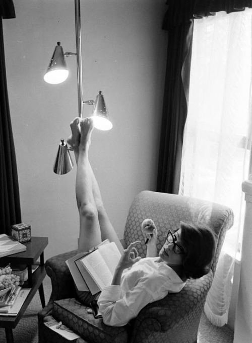 beatnikdaddio:  paula prentiss and those lovely legs and feet. thanks to kahuna68 for reminding me of this wonderful set! *also, i have that lamp!