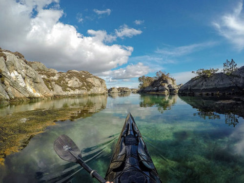 mymodernmet:Phenomenal Shots of Norway’s Fjords from the Stunning Perspective of a Kayaker