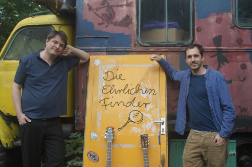 Die Ehrlichen Finder - Bandfoto, mit Bus und Tür :-)