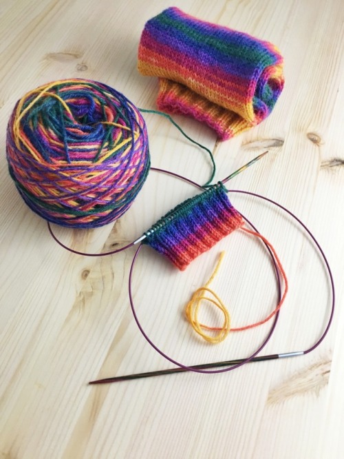 Trying some new things with August socks: afterthought heel and now magic looping! Ever since I lear