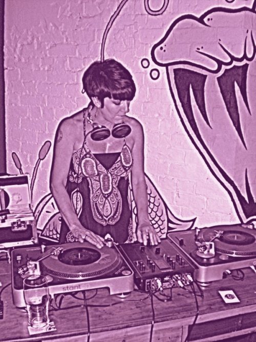 chickswithrecords:  Debbi Soulful B - Steel City Sister spinnin’ northern soul. 