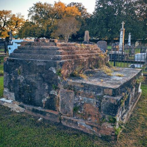 heretic-noir:  Then went to Old Church Street Cemetery #oldchurchstreet #cemetery_shots #cemetery  (at Church Street Cemetery) 