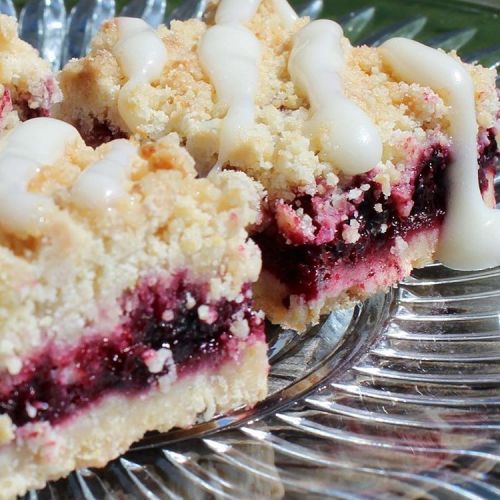 Blackberry coconut oil crumble bars are so easy and very popular! #blackberry #fresh #food #fruit #b