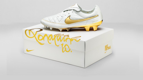 A decade ago, Nike gave Ronaldinho the honor of the giving him the gold edition of the Air Legend Ti