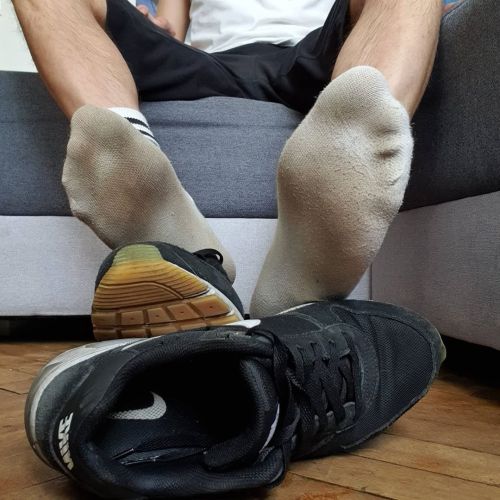 Inviting pic  . . . . . . #gaysocks #gaysneakers #nike #gayfetish #sniffmysocks #gayhot #whitesocks 