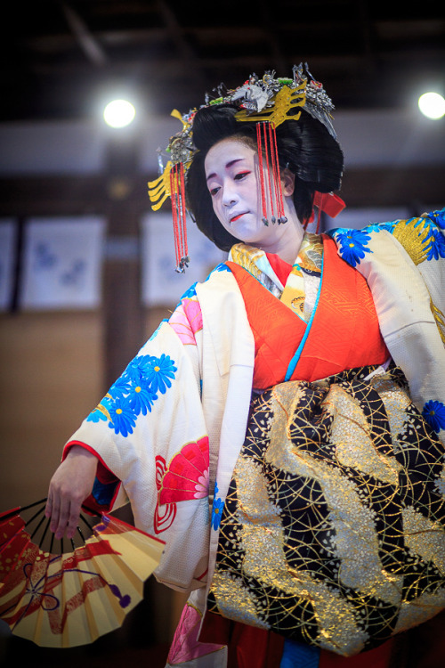 The amazing Aoi Taiyu dancing at Matsunoo-taisha, by Prado. Those pictures show with great details t