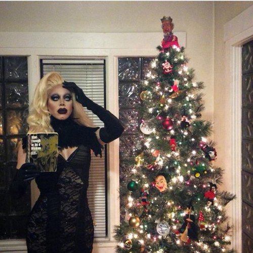 costaboy:Sharon’s holiday looks