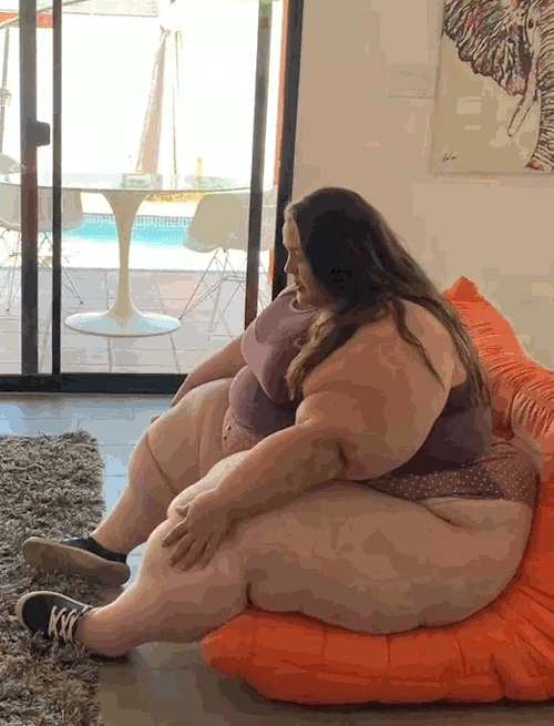 ssbbwclub:Getting off the couch isn’t so easy when you’re a 614 pound bombshell.