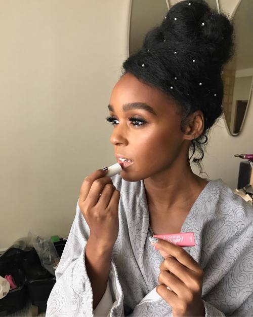 amuzed1: janellemonae Switching it up on the red carpet tonight with this super cute nude lip! 