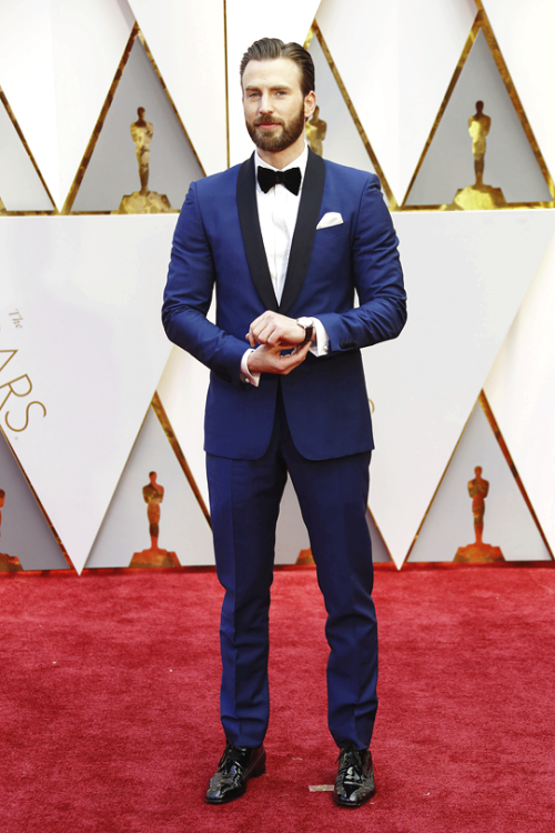 chrisevansedits: Chris Evans arrives at the 89th Annual Academy Awards at Hollywood &amp; Highland C