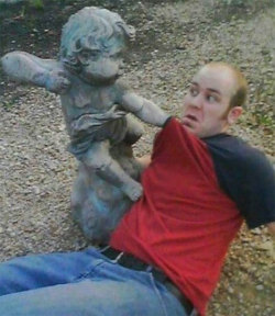 pr1nceshawn: Having Fun With Statues. xD