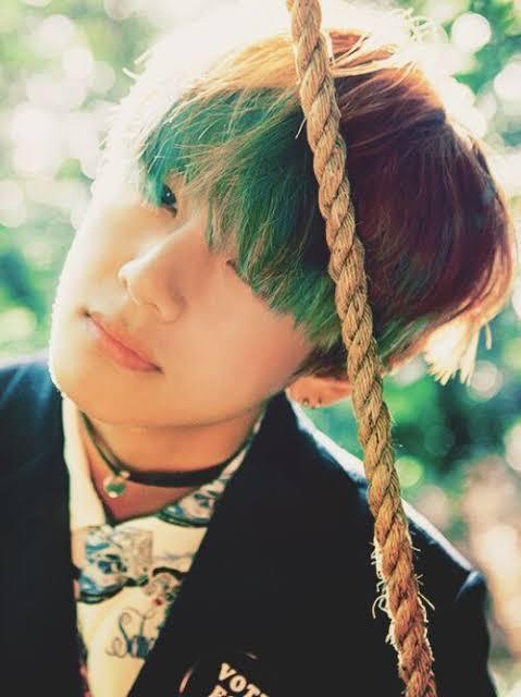 BTS V Goes Viral As The Guy With The Green Hair At Grammy Awards   Koreaboo