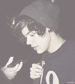 fuckyouharold-deactivated110213:  Ovary killer → Harry Styles in beanie 