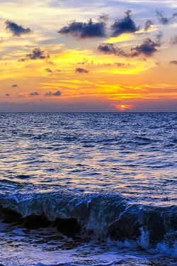 sundxwn:  Wavy Sunset by CK Lam 