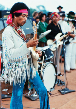 queenzeppelins:  Jimi Hendrix performing