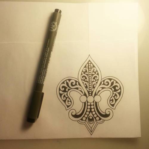 I’m working on a fleur de lis for an appointment.  #tattoo #apprentice #fleurdelis #ravenseyeink #art #drawing #artistsoninstagram #artistsontumblr  (at Raven’s Eye Ink)