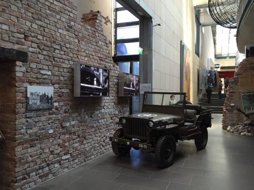 umidadinebbia:Bonn, museumL'estetica di quei poster mi fa godere