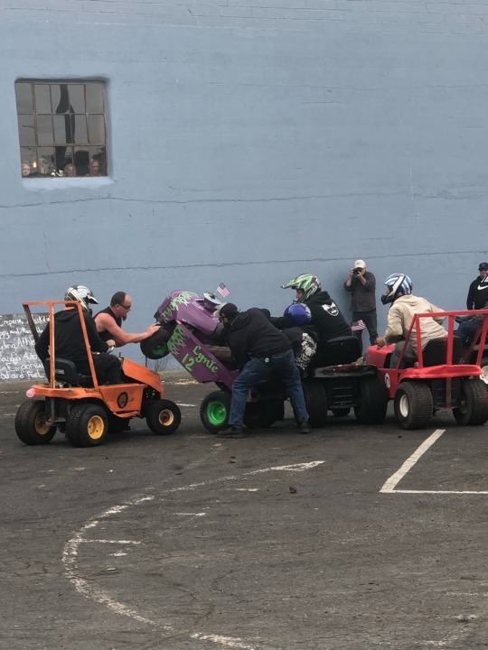 Came back to town and watched our parade and then the lawn mower derby that @xumikeux was in. 