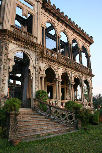 The Ruins of the Mariano Ledesma Lacson Mansion, Talisay City, Philippines (by farfetch’dphotos).